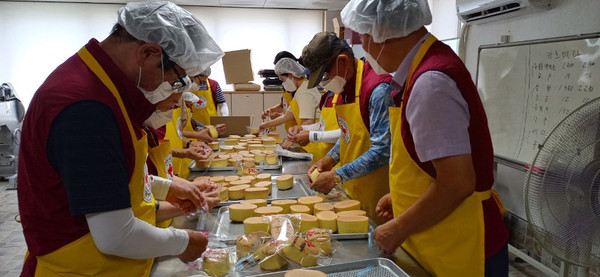 여수시 광림동 주민자치위원회가 지난 15일 직접 만든 ‘사랑의 빵’ 500개를 관내 경로당 12개소에 전달했다. 