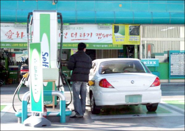 As refinarias de Chaebol foram responsabilizadas pelos preços do petróleo que não caíram apesar dos cortes do governo nos impostos sobre o petróleo.  Foto de dados de sonho de Gwangju