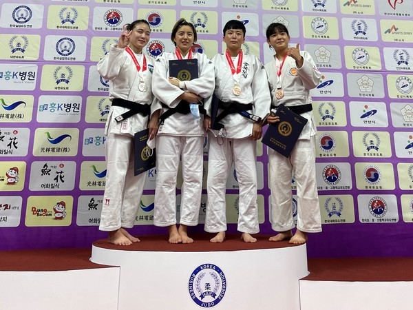 여자일반부 -57kg급 금메달을 차지한 박다솔(왼쪽 두 번째) / 사진=전라남도체육회 제공