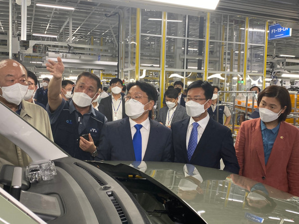 지난 7월4일 강기정 광주광역시장이 광주형일자리 GGM 공장을 방문한 당시 모습. 광주드림 자료사진