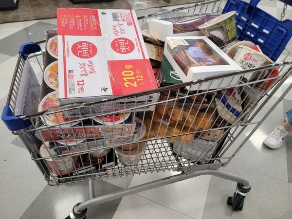 학교 지킴이 선생님의 기부로 김 모 군 가정에 전달한 물품들