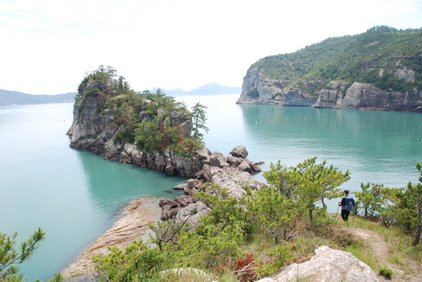 교암청풍바위에서 바라본 비경. 가마바위와 우측으로 금당적벽길.
