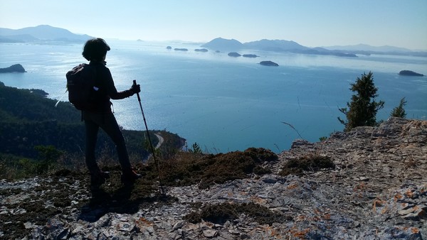 금당산 정상. 절이도 해전 승전지가 보인다.