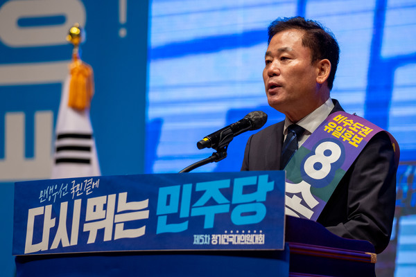 비수도권 유일후보 슬로건을 어깨에 걸고 지지를 호소하는 송갑석 최고위원 후보 / 사진=더불어민주당 제공