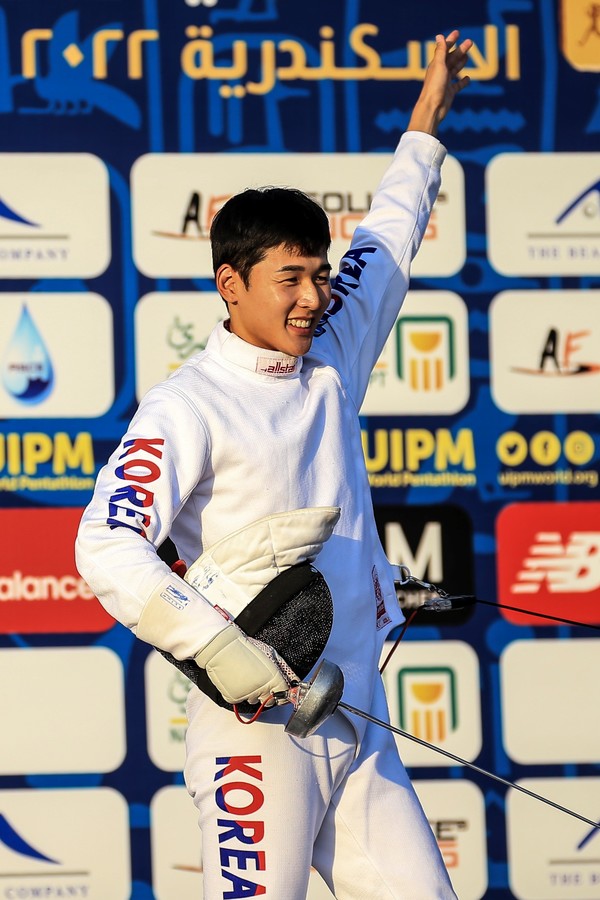 2022 근대5종 세계선수권대회 펜싱 종목에서 1위를 기록한 기쁨을 표현하는 전웅태. 국제근대5종경기연맹 제공.