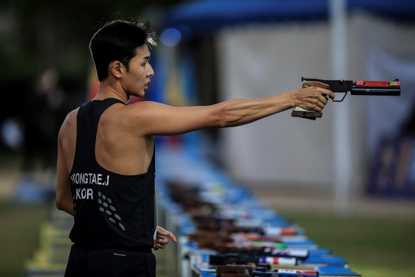 2022 근대5종 세계선수권대회에서 사격 종목 경기를 펼치는 전웅태. 국제근대5종경기연맹 제공.