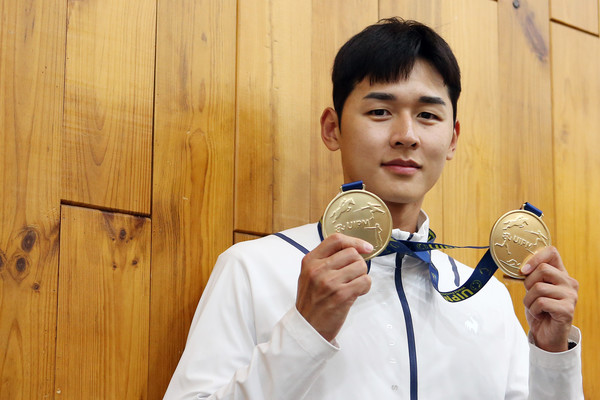 10일 본보와 인터뷰 후 세계선수권대회 금메달을 들고 포즈를 취한 전웅태.