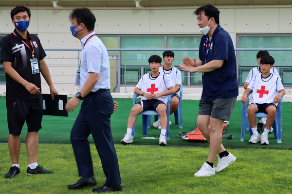 경기 전 시흥 코칭스태프에게 악수 거부 의사를 전달하는 김두환 FC목포 사무국장.