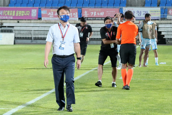 경기 후 대기심과 인사를 나누고 FC목포 벤치와도 인사를 나누려 했으나, 정현호 감독을 비롯한 코칭스태프가 모두 등을 돌리자 바라보고 있는 박승수 시흥시민축구단 감독. 