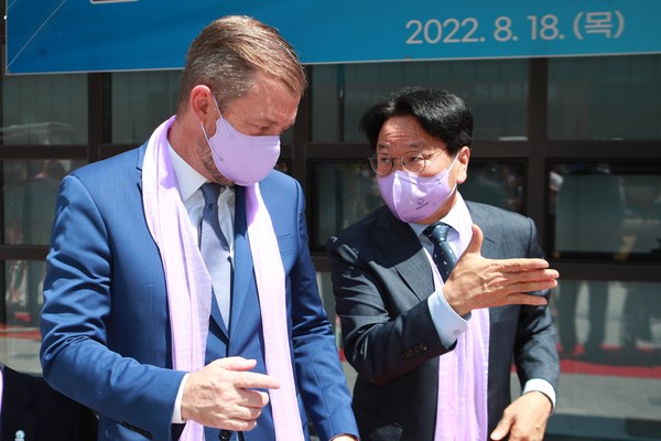 18일 '전국 1호 북구 반다비체육센터 개관식'에 참석해 대화를 나누는 앤드류 파슨스 국제패럴림픽위원회 위원장(왼쪽)과 강기정 광주광역시장.