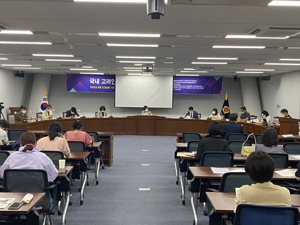 22일 전남대 글로벌디아스포라연구소와 명진 광주시의원 주최로 광주광역시의회 예결특위 회의실에서 열린 `국내 고려인 사회의 현안과 과제 토론회’.