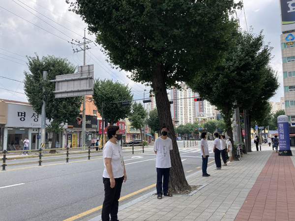 '나는 나무’. 광주환경연합이 25일 중앙로 가로수길에서 진행한 생태예술워크숍 '나무가 되어 볼 결심' 장면. 광주환경운동연합 제공