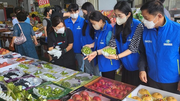  2022년 한가위 명절을 맞아 전통시장 소비 활성화를 위해 장보기 행사를 진행됐다. 사진=광주환경공단 제공.