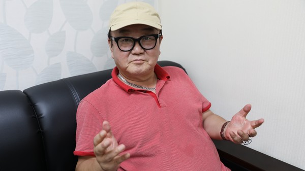 놀이패 신명 창단자 윤만식 씨가 신명 40주년 역사에 대해 설명하고 있다.