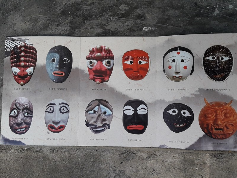 윤만식 씨가 직접 만든 봉산탈, 양주별산대탈, 창작탈 모음.