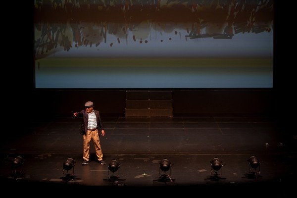 신명 40주년 기념 공연에 올라 연기하고 있는 윤만식 씨.