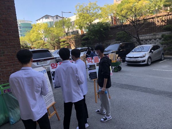 `유네스코 마스터 클래스 광주 시리즈’ 행사에 참여해 `온라인 차별에 대응하는 청소년들의 액션’을 펼치고 있는 청소년들.  `살구씨’ 제공.