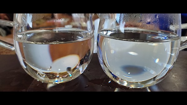 공도배에 담긴 두 종류의 물을 비교해 보자. 샘물과 광천수를 각각 따라 놓은 것이다. 이를 시각과 후각으로써 판단하는 것은 도저히 불가능한 일이고, 오로지 미각에 의존하는 수밖에 없다. 차를 공부하지 않았더라도 미각으로는 서로 다름을 알 수가 있다.