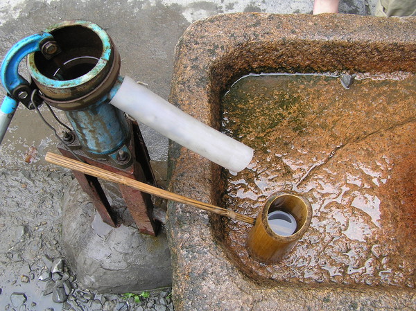 중국의 항주 교외에 있는 경산사(徑山寺) 내부의 우물물. 경산사는 중국 당대에 세워졌으며 육우의 묘가 있는 호주(湖州)와도 가깝고 또한 강남의 좋은 녹차인 경산차(徑山茶)가 생산되는 곳이기도 하다. 중국에 남아있는 몇 안 되는 좋은 찻물이 나오는 곳이기도 하다.