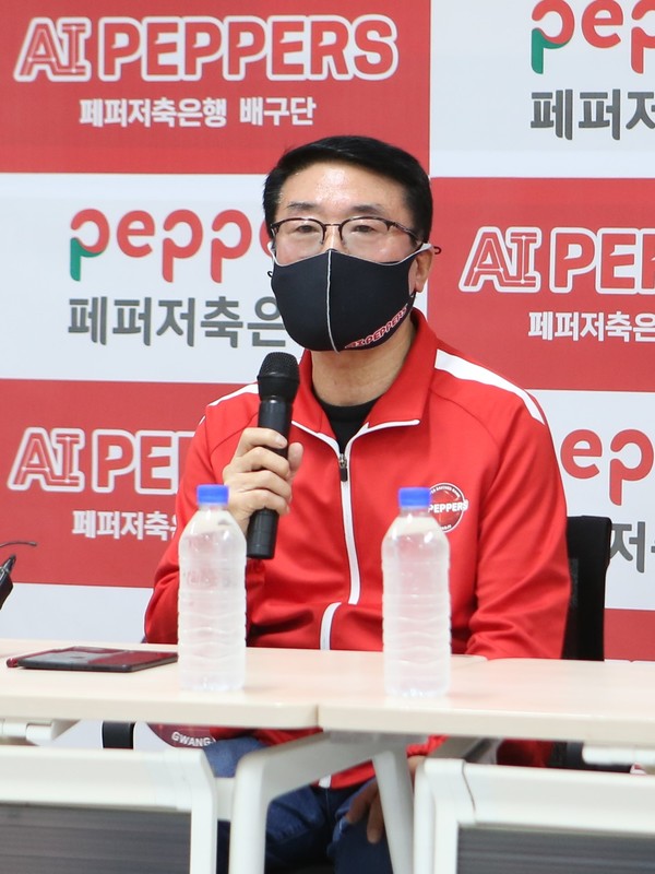 2022-2023 AI 페퍼스 기자 간담회에서 이번 시즌 각오를 밝히는 김형실 감독.
