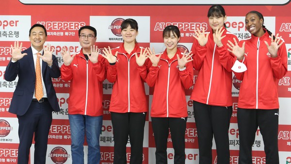 ‘2022-2023 AI 페퍼스 기자 간담회’에 참석한 김동언 단장(왼쪽부터), 김형실 감독, 이한비, 이고은, 체웨랍당 어르헝, 니아 리드.