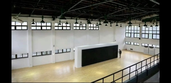 상무관에 설치된 정영창 작가의 작품 '검은비’.