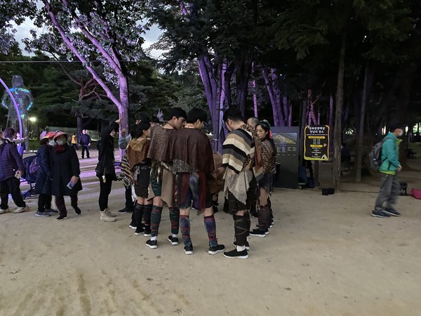 진행요원들의 복장.