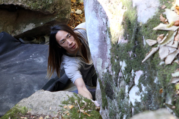 바위를 오르고 있는 김자비.