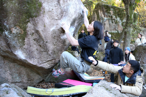 바위를 오르는 한스란 씨(왼쪽)와 그를 보호하는 민현빈 씨.