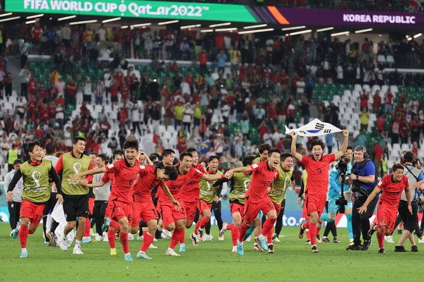 16강 진출이 확정되자 포효하는 대한민국 선수단. 뉴스1.