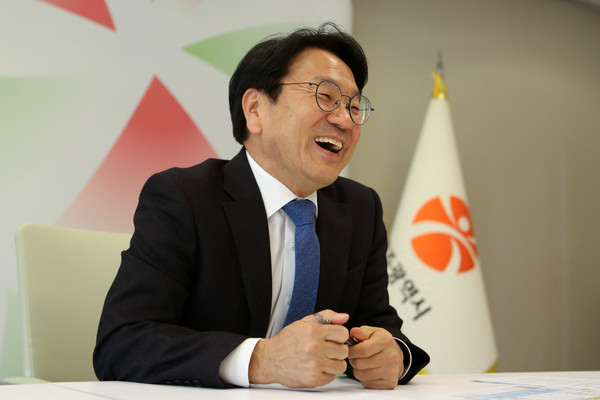 강기정 광주시장이 지난 6일 본보와 인터뷰에서 현안에 대해 답변하면서 활짝 웃고 있다.