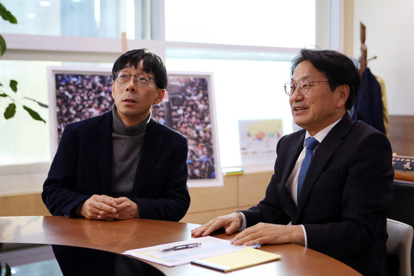 왼쪽부터 본보 채정희 편집국장, 강기정 광주시장.