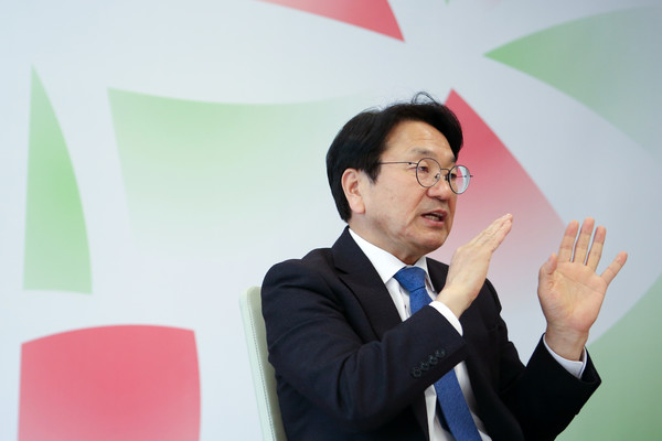 강기정 광주시장이 지난 6일 본보와 인터뷰에서 현안에 대해 설명하고 있다.