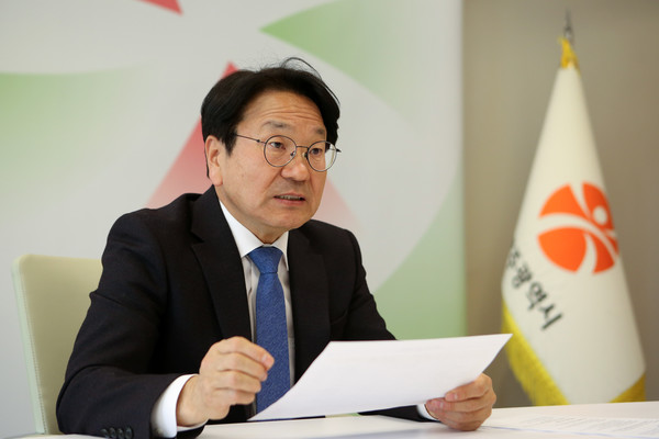 강기정 광주시장이 지난 6일 본보와 인터뷰에서 현안에 대해 답변하고 있다.