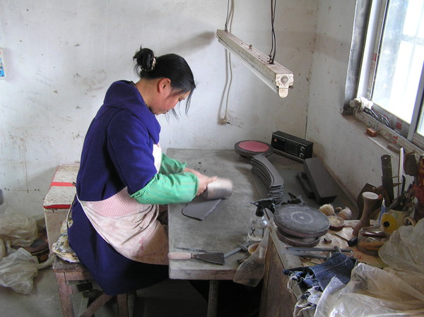 정촉진에서 반수공(半手工)으로 자사호를 만드는 작업장 모습. 사진처럼 니료를 펴고 두드려서 기초적인 모습으로 만들고, 이를 거푸집에 넣어 각각의 모양을 잡은 후 다시 이어 붙여서 호를 만든다.