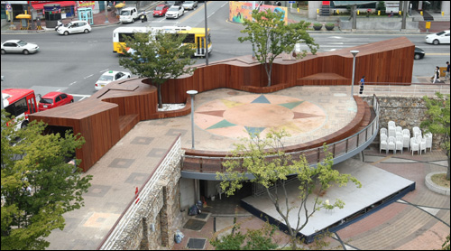 `어번폴리’가 현대적 도시 경관의 방법이라면 누정은 조선시대의 마을 이미지를 결정했다. 어번폴리 중 한 곳인 광주 도심의 금남공원.