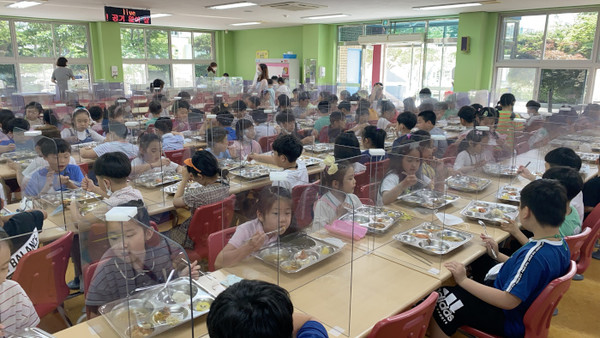 광주의 한 초등학교 급식실에서 학생들이 급식을 먹고 있는 모습. 광주드림 자료사진.