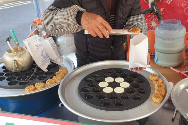 갓 구워낸 국화빵을 담아주는 아저씨. 올겨울 문흥동을 자주 찾게 될 것 같다.