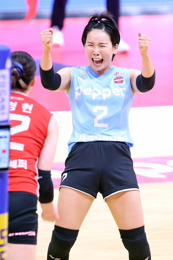 28일, IBK 기업은행과의 경기에서 첫 선을 보인 AI 페퍼스의 새 맏언니 오지영.