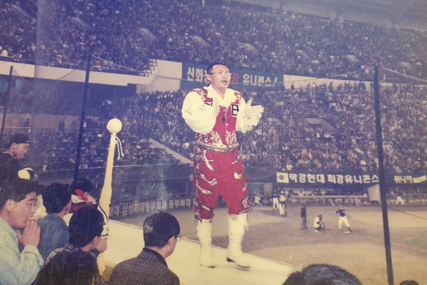 1996년, 잠실 야구장에서 열린 해태 타이거즈와 현대 유니콘스의 한국시리즈 경기에서 응원전을 펼치는 김창규 응원단장. 김창규 씨 제공.