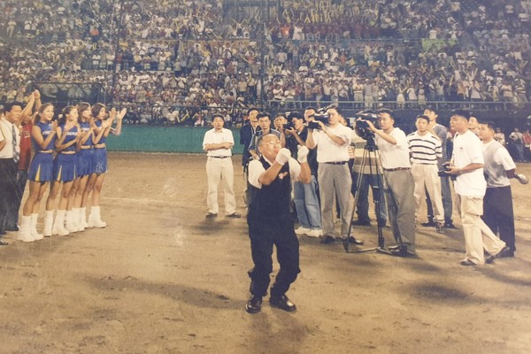 2001년 7월 29일 해태 타이거즈의 마지막 홈경기 후 무등 야구장 내야에 올라 마지막 응원전을 펼치는 김창규 응원단장. 김창규 씨 제공.