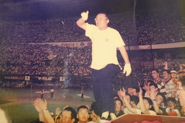 잠실 야구장에서 열린 해태 타이거즈와 LG 트윈스 경기에서 응원전을 펼치는 김창규 응원단장. 김창규 씨 제공.