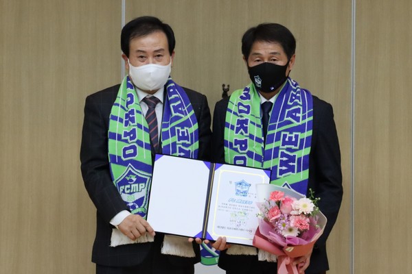 조덕제 FC목포 신임 감독(오른쪽)이 박홍률 목포시장으로부터 임명장을 전달받고 있다. FC목포 제공.