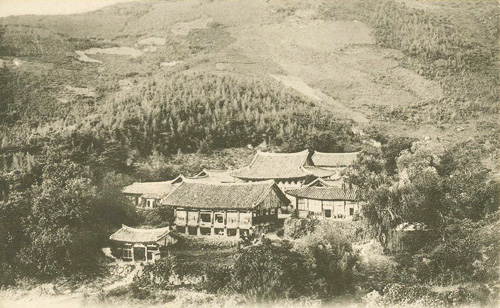 일제강점기에 촬영된 것으로 한국전쟁 전에 온전했을 때의 절집 모습이 고스란히 담겨 있다.