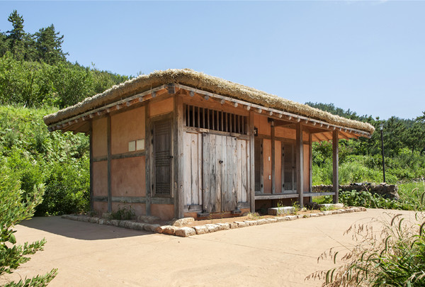 현재 복원된 적거지 '만구음관'의 모습.  신안군 제공.