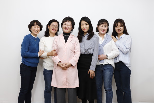오른쪽서 세번째 허수진 대표, 네번째는 주주이자 연구소장인 소아과전문의 범은경 소장. 그리고 상담원들.
