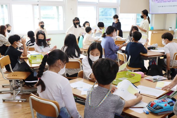 실내 마스크를 착용하고 수업중인 학생들.