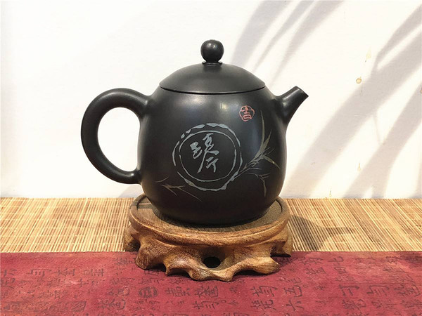 자사호와 혼동하기 쉬운 건수호(建水壺), 출처: https://image.baidu.com색상은 자사호와 비슷하나, 그 본질은 자사호와는 구별된다. 호를 만드는 니료가 자사보다 더욱 곱고 치밀하다. 운남성 홍하주(紅河州) 건수(建水)지역에서 나는 200~300목 전후의 니료를 사용한다. 소성 후 수축률은 20%에 달하고, 철의 함량이 높아 그릇의 강도 역시 높으며 표면에는 금속의 느낌이 나고, 두드려보면 쇳소리가 들린다. 의흥의 자사호가 음각 후 그대로 소성시키는 반면 건수호는 음각 후 서로 다른 빛깔의 니료를 이용 해 그 부분을 채워 주는 경우가 많다. 이 건수호는 많은 사람들이 자사호라고 착각하고 구입하는 경우가 종종 발생하기에 주의가 필요하다.