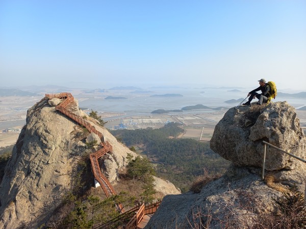 그림산 투구봉.