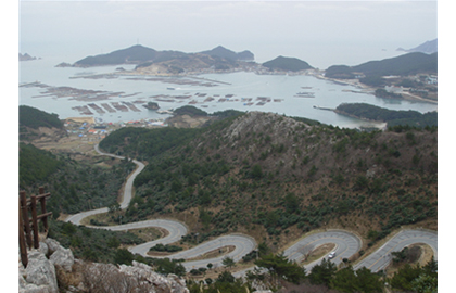 상라산성(上羅山城)에서 내려다본 흑산도. 10시 방향 쪽에 떨어져서 대둔도가 있다.